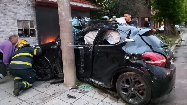 Accidente vial en Bernal: un conductor fue hospitalizado tras chocar contra una columna