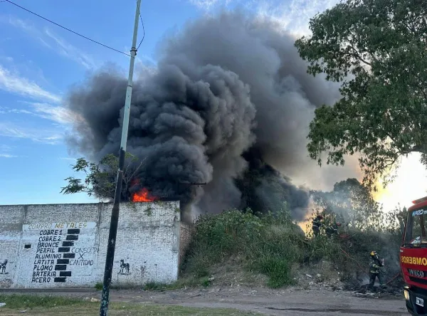 Voraz incendio en una chatarrera: Trabajaron más de 50 bomberos