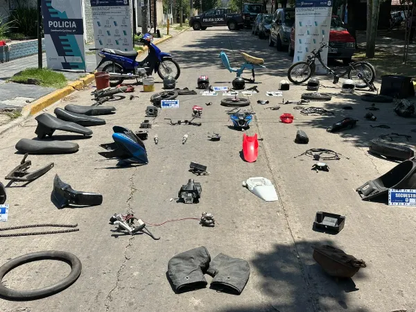 Desarticulan banda de "motochorros" menores de edad que presumían armas y dinero en redes sociales