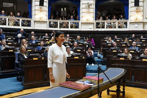 Mayra Mendoza juró como Diputada Provincial