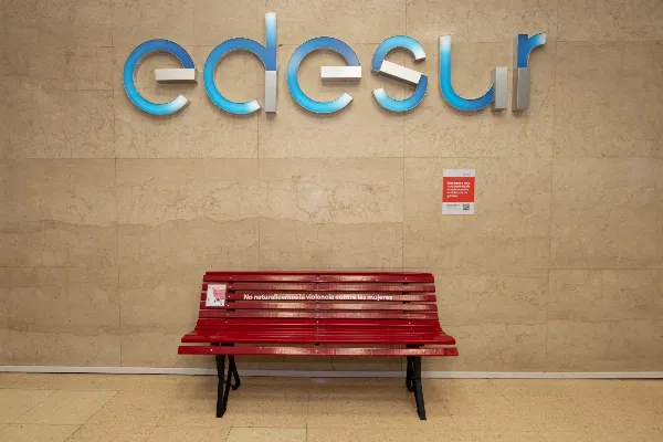 EDESUR instaló un banco rojo para visibilizar la lucha contra la Violencia de Género