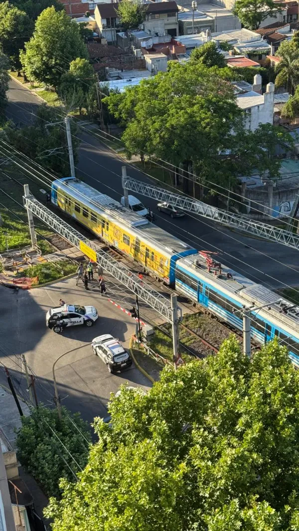 Ciclista fue embestido por una formación del Tren Roca y huyó del lugar
