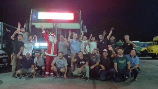 La Banda de SAES volvió a llevar alegría con una nueva edición de “Papá Noel viaja en Bondi”