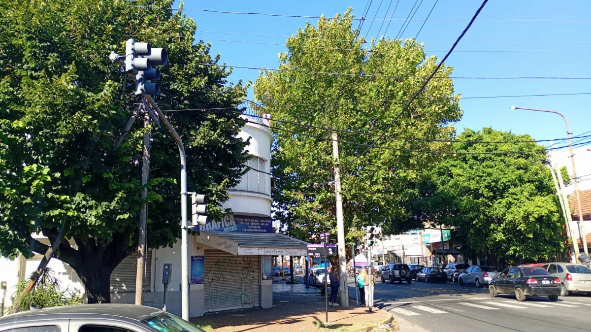 Preocupación en Quilmes Oeste por un poste de EDESUR que genera chispas