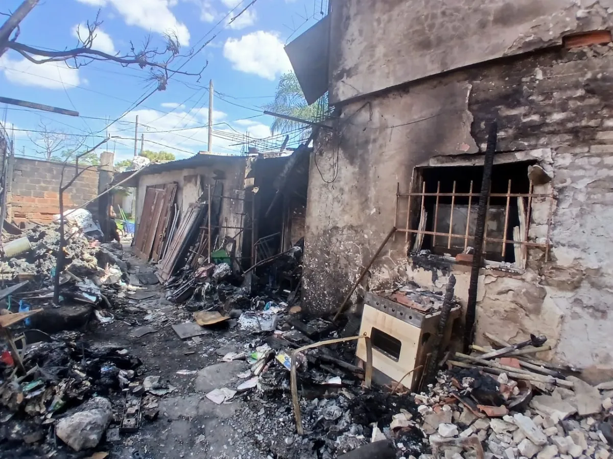 Incendio consumió por completo una vivienda en Quilmes Oeste