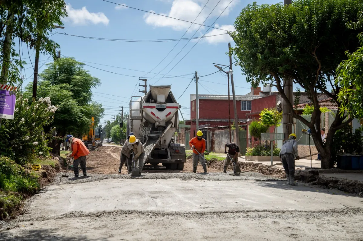 Continúa la construcción de 10 nuevas cuadras de asfalto en el barrio La Paz