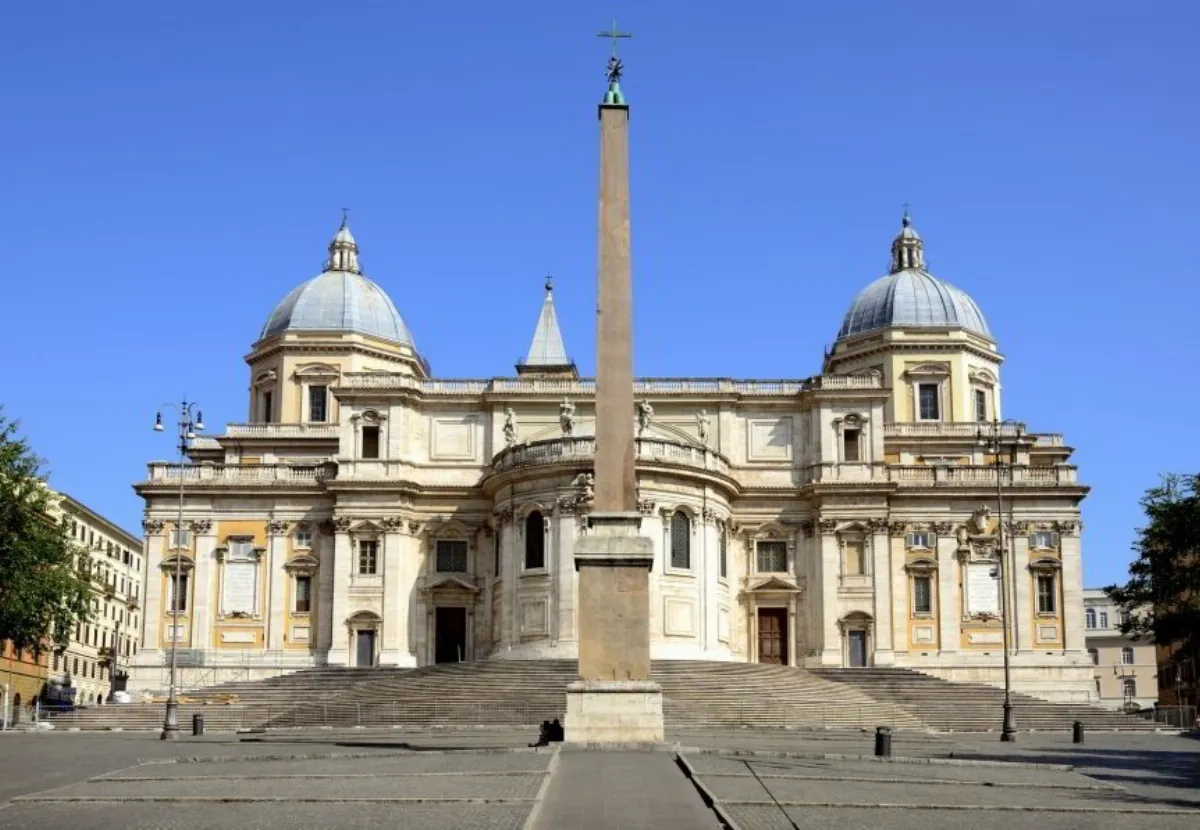 El obispo Tissera compartió un saludo desde el templo donde descansa el Papa Francisco