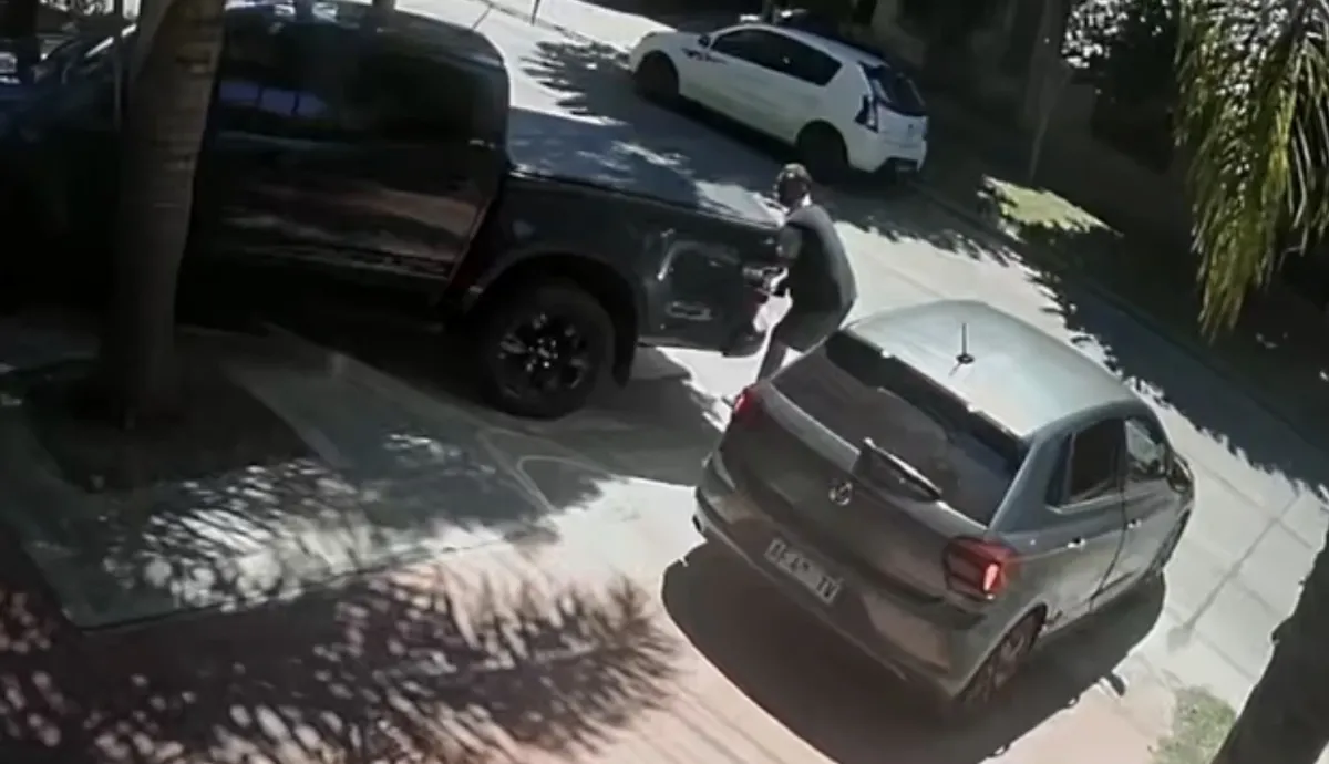 Insólito ataque robaruedas en Ezpeleta: actuó con total impunidad y escapó en minutos