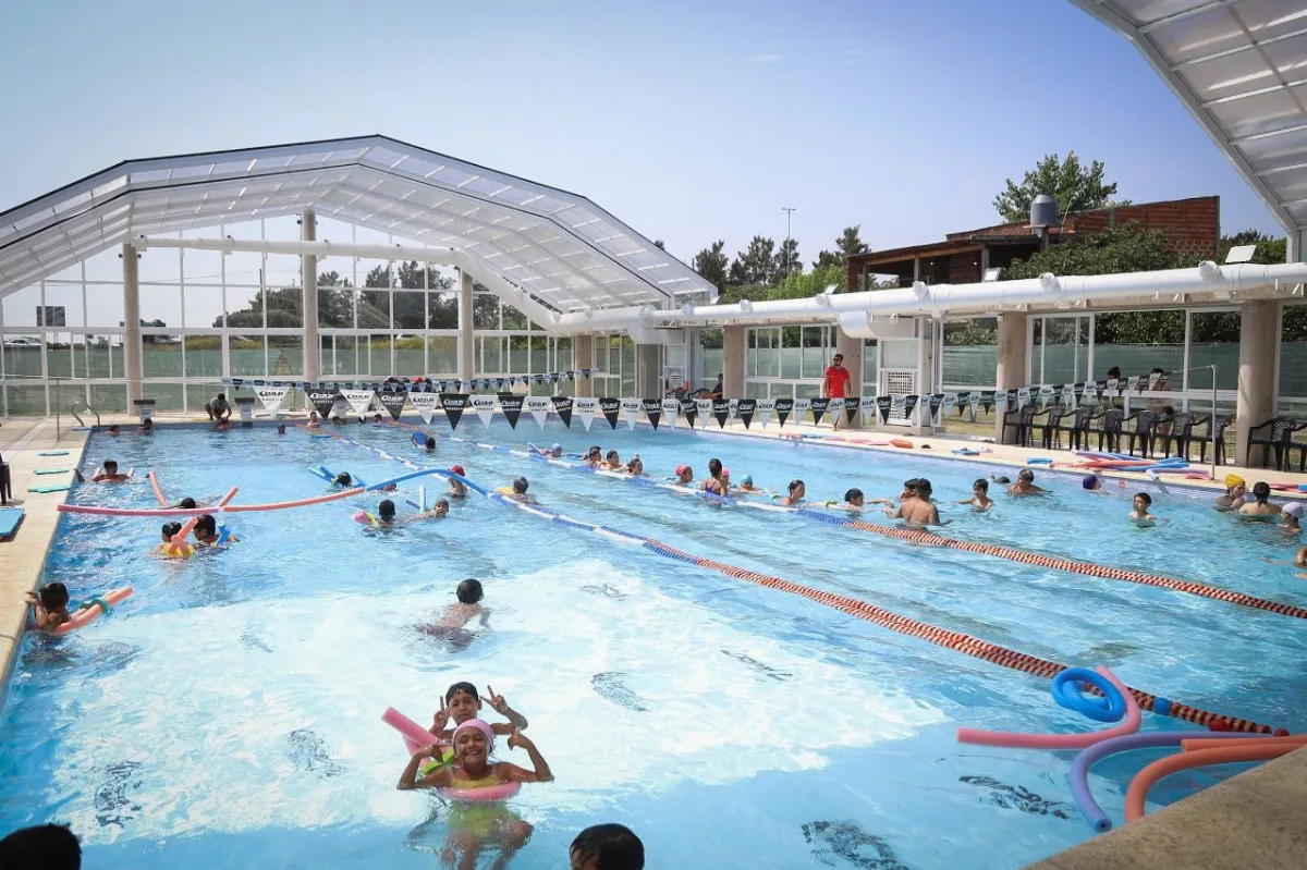 Nueva jornada del programa "Escuelas Abiertas en Verano" en el natatorio de Solano