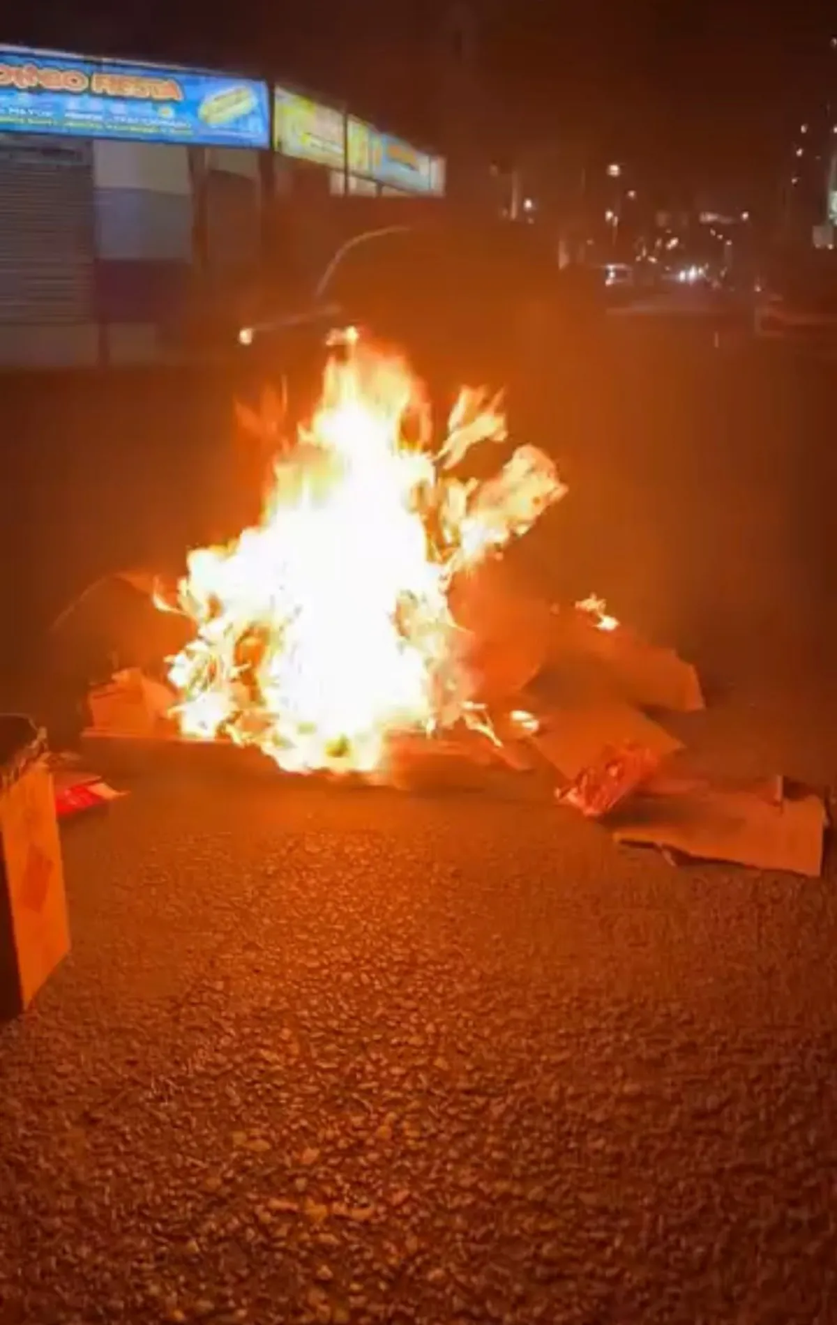 Vecinos de Solano cortaron la avenida 844 para reclamar por cortes de luz