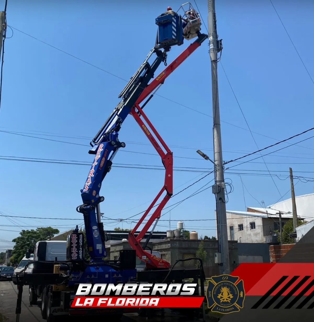 Dos operarios quedaron varados a gran altura tras romperse una grúa