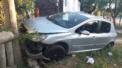 La Ribera: un conductor perdió el control y se incrustó contra una vivienda