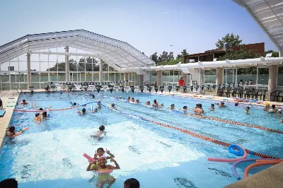 Nueva jornada del programa "Escuelas Abiertas en Verano" en el natatorio de Solano