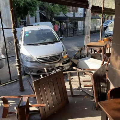 Un auto perdió el control y se incrustó contra un local gastronómico en Bernal Centro