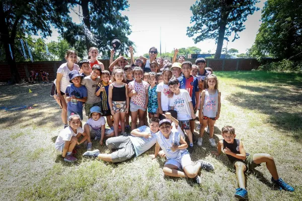 Mayra Mendoza recorrió una escuela donde funciona el programa "Escuelas Abiertas en Verano"