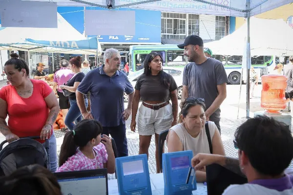 Eva Mieri y Fabio Báez participaron de un nuevo operativo "Quilmes Cerca"