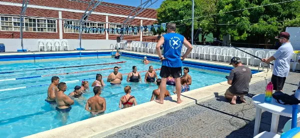 "Cuestión de Peso" realizó una jornada de prevención acuática en el Club Quilmes Oeste