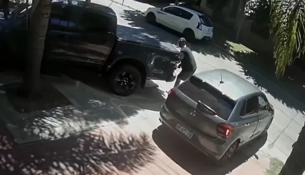 Insólito ataque robaruedas en Ezpeleta: actuó con total impunidad y escapó en minutos