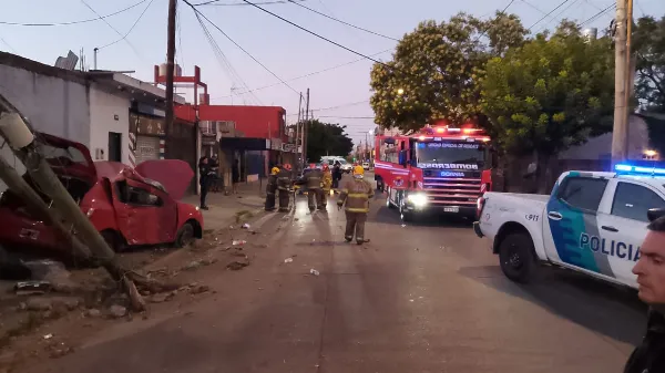 Choque en Solano: Un automovilista terminó hospitalizado tras impactar contra un poste