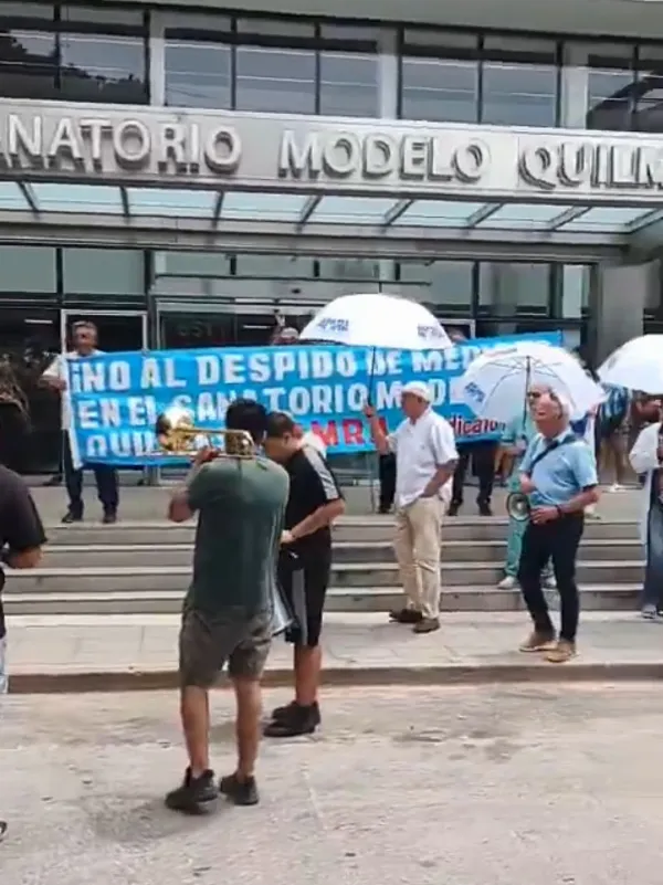 Movilización en el Sanatorio Modelo de Quilmes para exigir la reincorporación de dos médicos despedidos