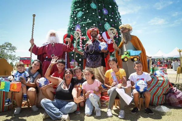 Los Reyes Magos visitaron el parque municipal de La Ribera y entregaron regalos a niños