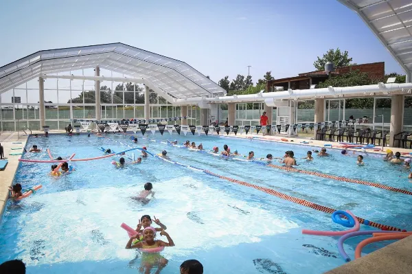 Nueva jornada del programa "Escuelas Abiertas en Verano" en el natatorio de Solano