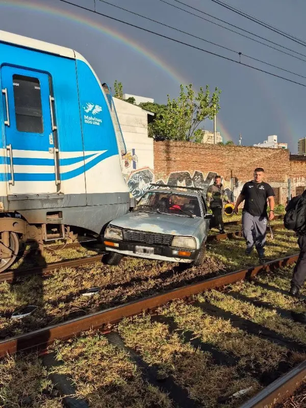 Un automóvil fue embestido por una formación del Tren Roca