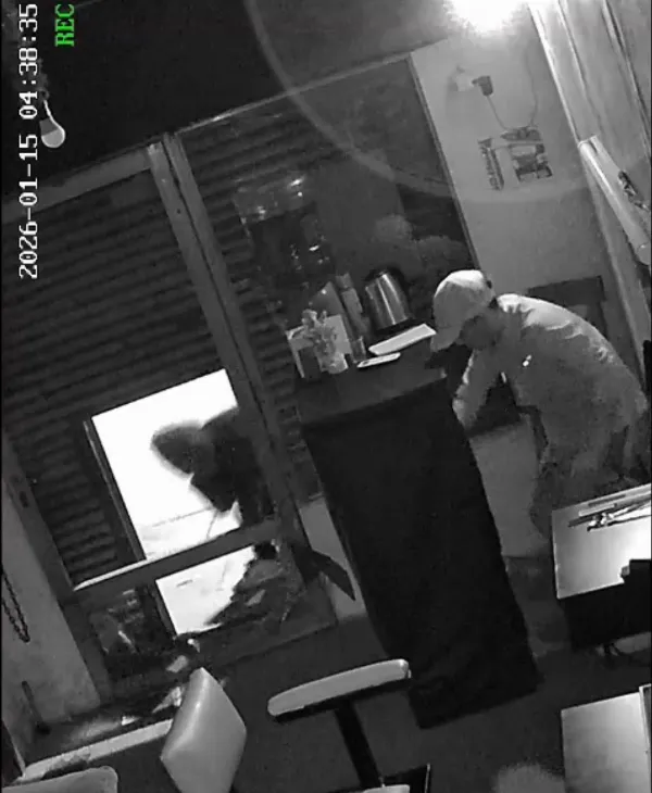 Delincuentes forzaron el portón de una barbería en Ezpeleta y se llevaron herramientas de trabajo