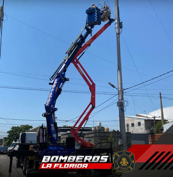 Dos operarios quedaron varados a gran altura tras romperse una grúa