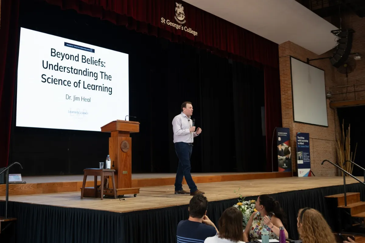 Especialista de Harvard brindó una conferencia en el St. George's College de Quilmes