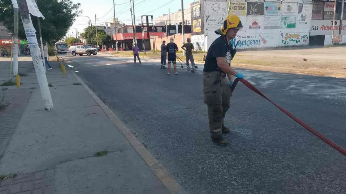 Derrame de grasa y vísceras generó un operativo de emergencia en Solano