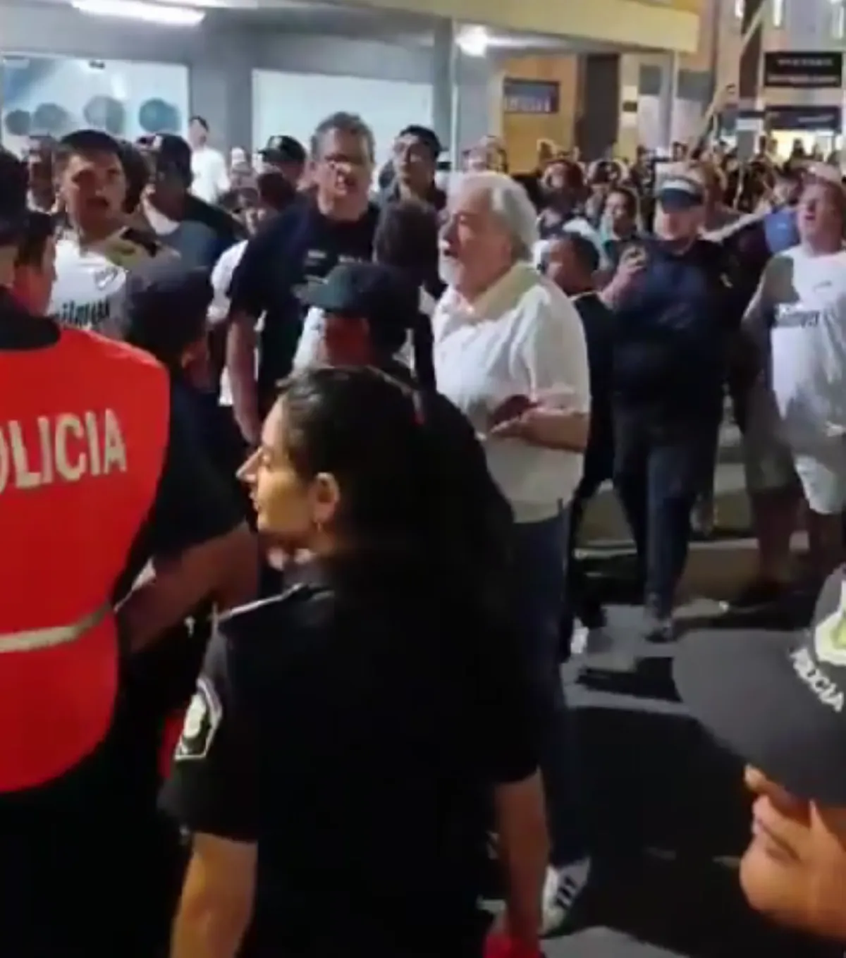 Incidentes a la salida del Estadio Centenario por la presencia de José Luis Meiszner