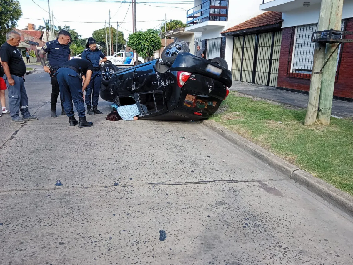Choque en Quilmes Oeste: una mujer resultó herida tras un fuerte impacto entre dos autos