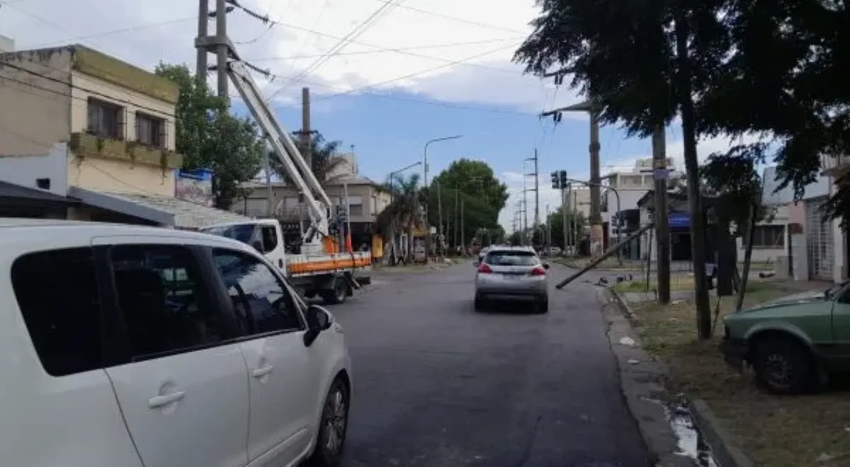 Camión provocó destrozos en el tendido eléctrico en Quilmes Oeste