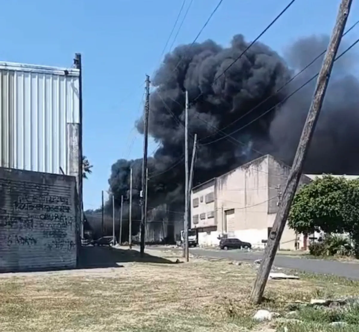 Importante incendio de residuos en Bernal Oeste generó una densa columna de humo negro