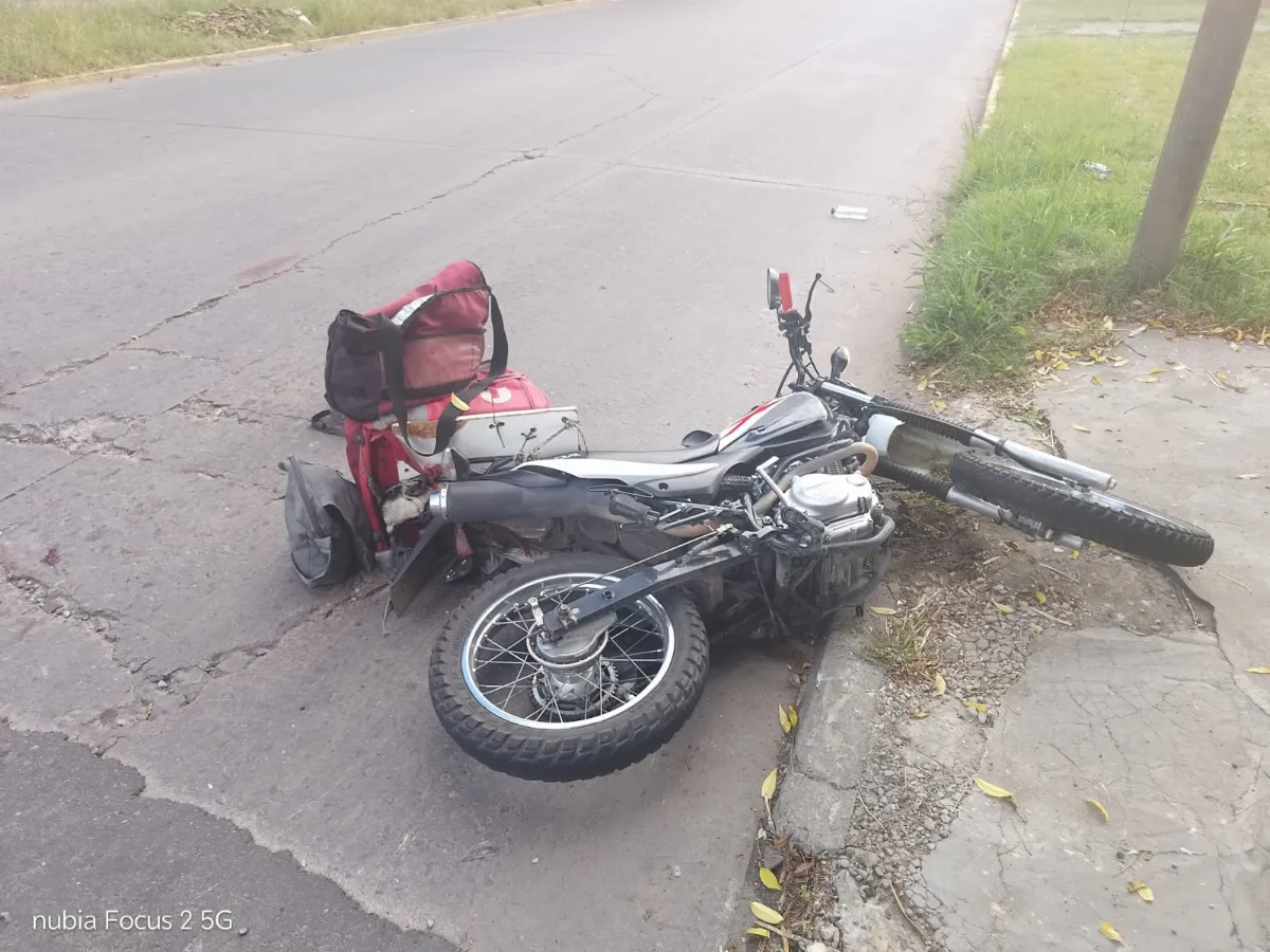 Un repartidor sufrió un violento choque y está internado en estado crítico