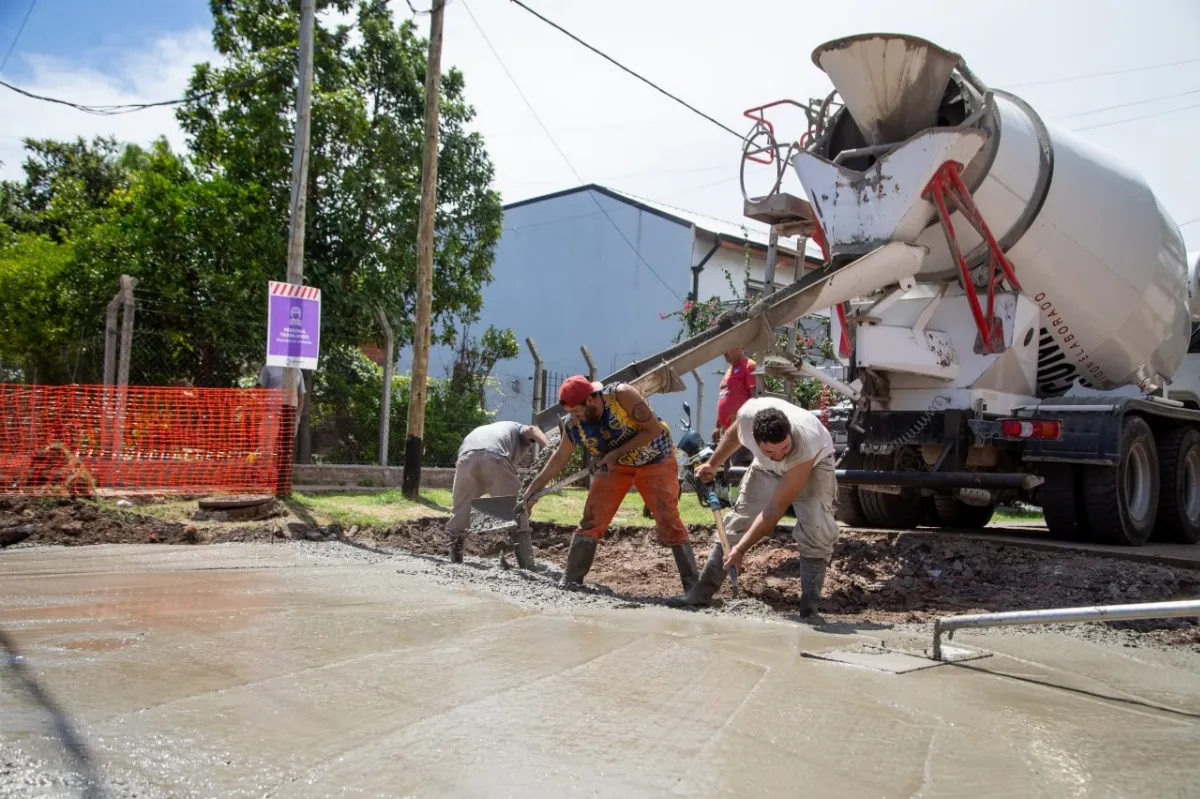 Avanza la pavimentación de 4 nuevas cuadras en Ezpeleta