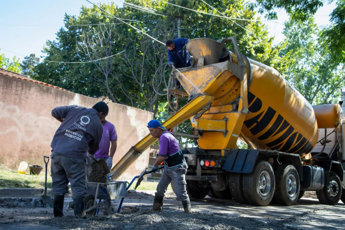 Continúan los trabajos de bacheo de hormigón en Quilmes Oeste