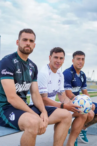“El Cervecero” presentó al plantel de fútbol profesional 2026 junto a la nueva camiseta