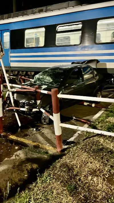 Un tren del Roca chocó a un auto en un paso a nivel de Quilmes
