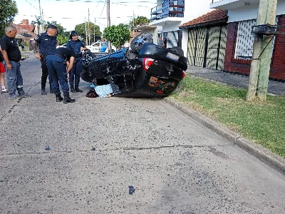 Choque en Quilmes Oeste: una mujer resultó herida tras un fuerte impacto entre dos autos