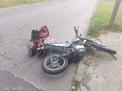 Un repartidor sufrió un violento choque y está internado en estado crítico