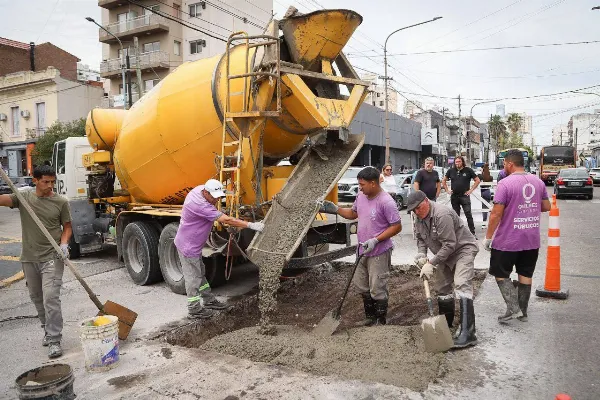 El Municipio continúa con los intensos trabajos de bacheo en Quilmes Centro