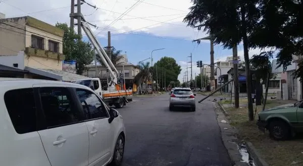 Camión provocó destrozos en el tendido eléctrico en Quilmes Oeste