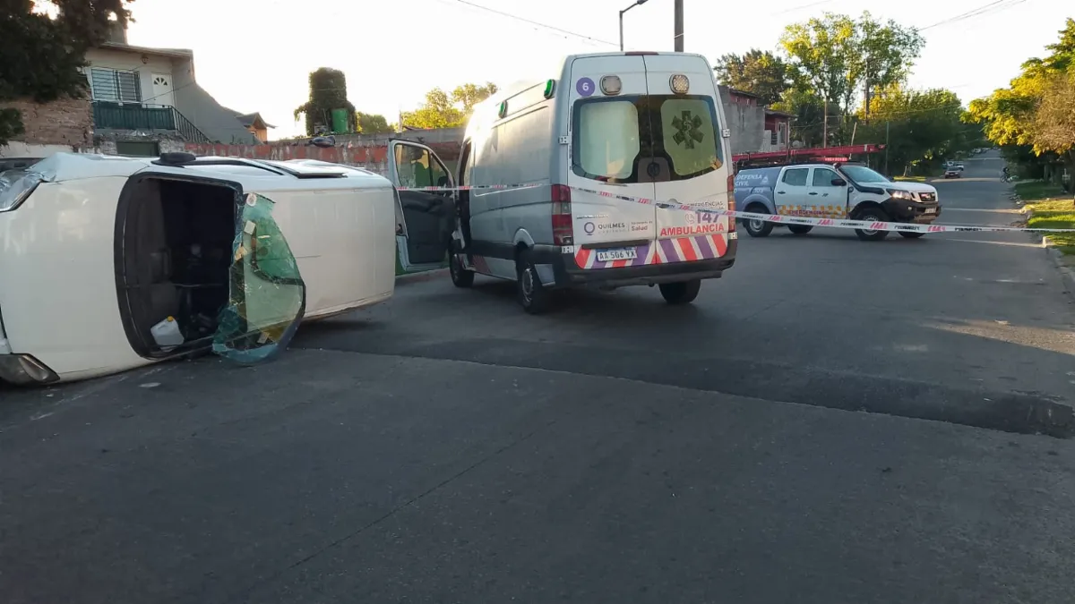 Accidente de tránsito en Quilmes Oeste: un auto terminó dado vuelta y su conductor fue asistido