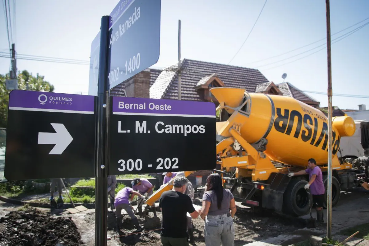 Trabajos de bacheo en hormigón sobre la calle Luis María Campos en Bernal