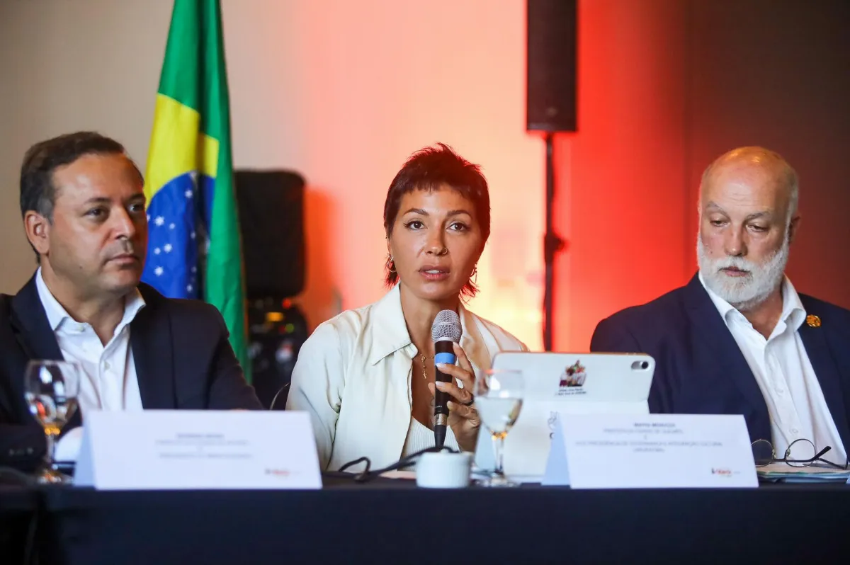 Mayra Mendoza viajó a Brasil para gestionar los fondos de las obras en los arroyos