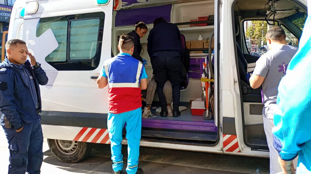 Escándalo en la estación: Una mujer fuera de sí irrumpió en una pizzería y debió ser reducida