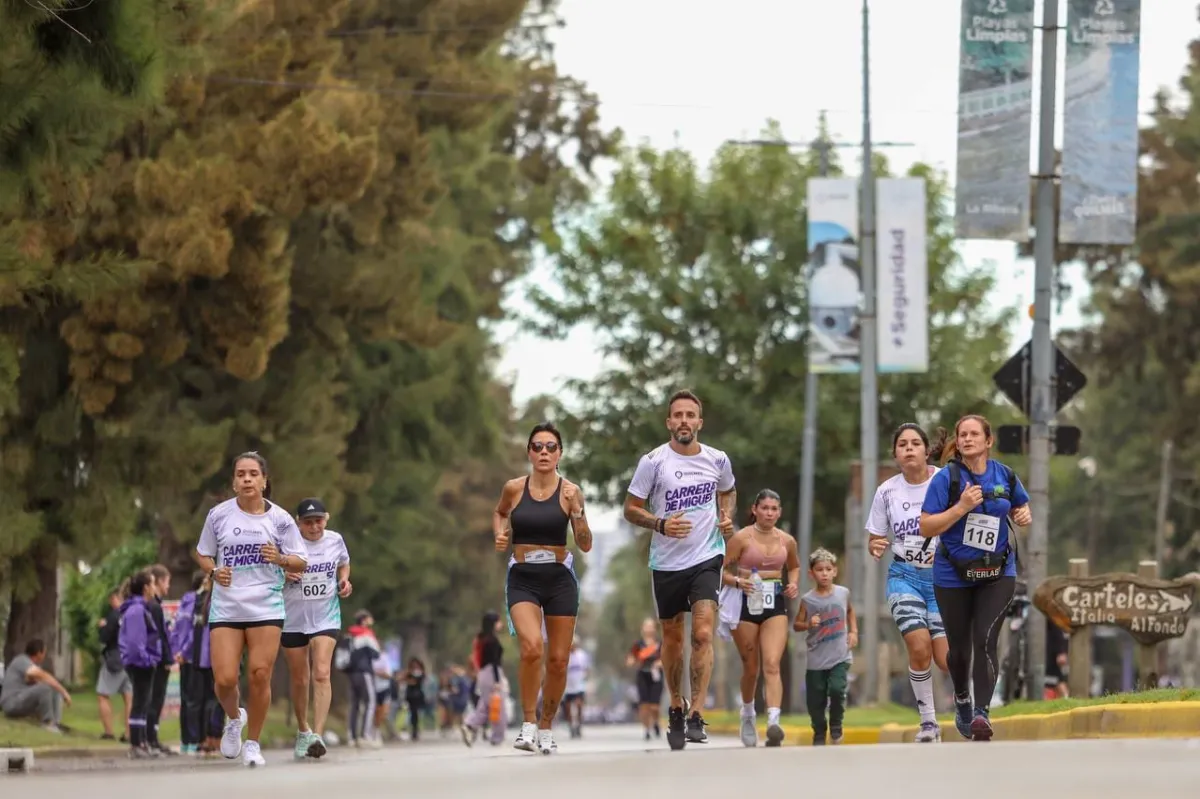 Mayra Mendoza y Eva Mieri participaron de la tradicional "Carrera de Miguel"