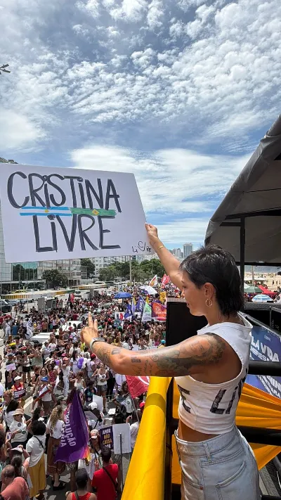 Mayra Mendoza participó de una marcha por el 8M en Brasil y pidió por la liberación de CFK